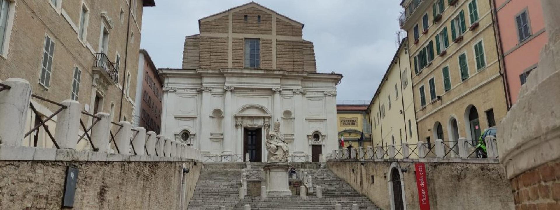 Marche - Immigrato irregolare aggredisce tre giovani a bottigliate