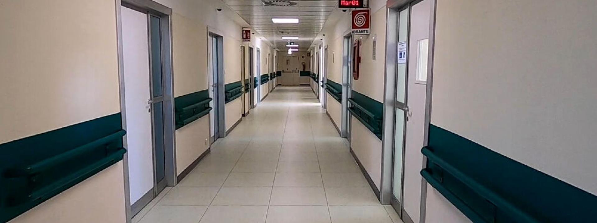 Anziana di 100 anni si rompe il femore: in ospedale le ingessano per due volte la gamba sbagliata