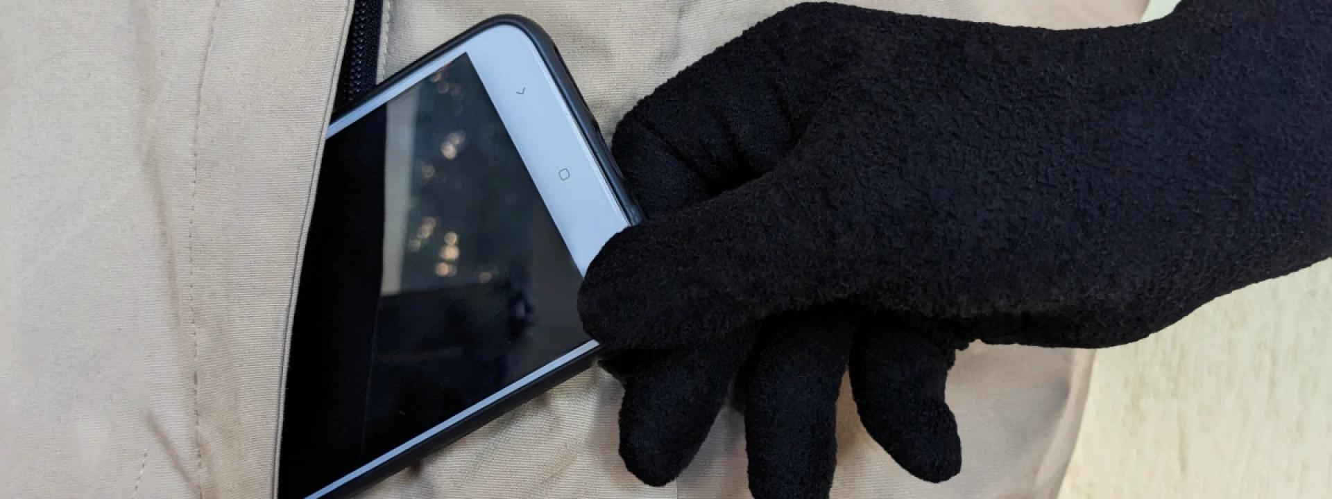 Marche - Minorenne di Reggio Emilia derubato del cellulare: il telefono ritrovato in casa di una 40enne fermana