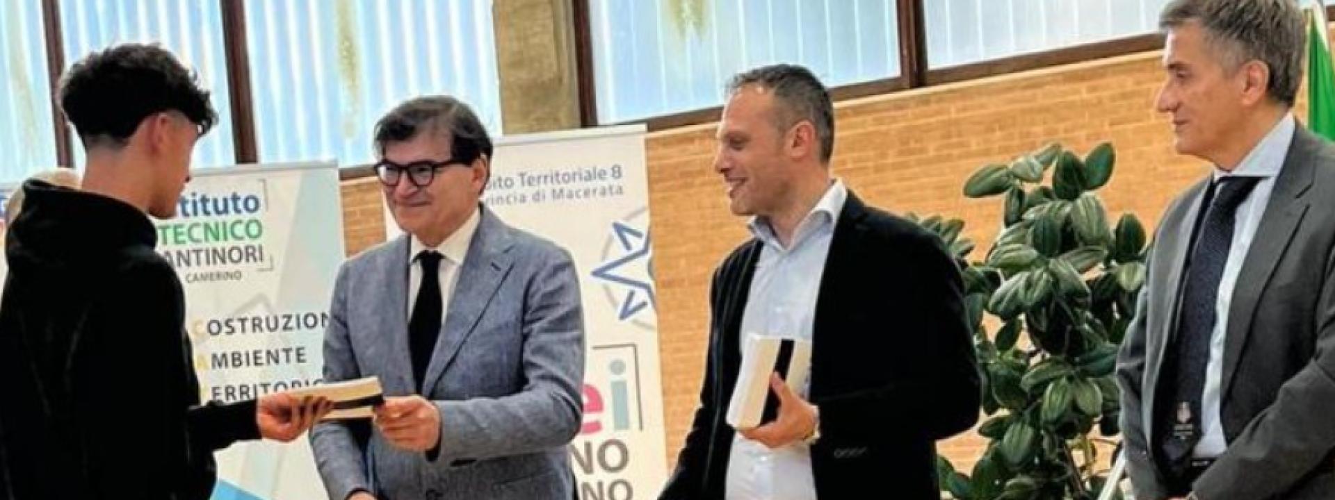 Marche - Camerino, consegnata la Costituzione ai neo maggiorenni