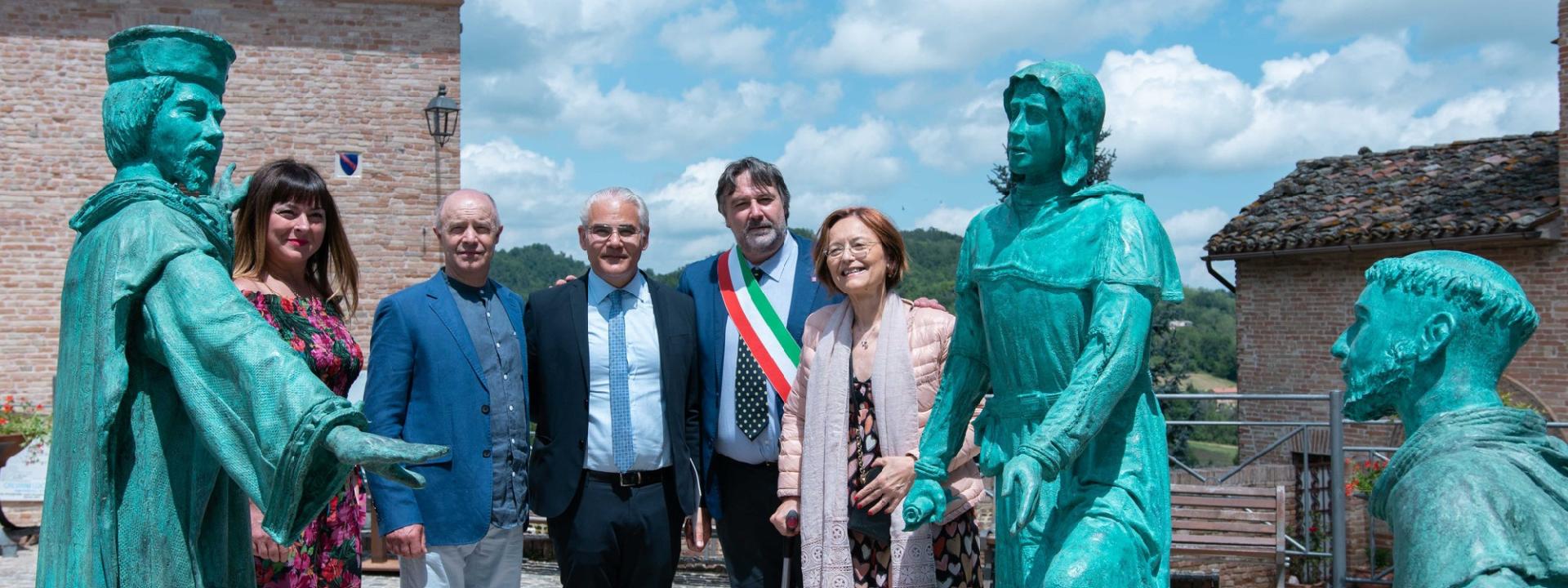 Marche - Sarnano, inaugurato il gruppo scultoreo realizzato da Fabrizio Savi