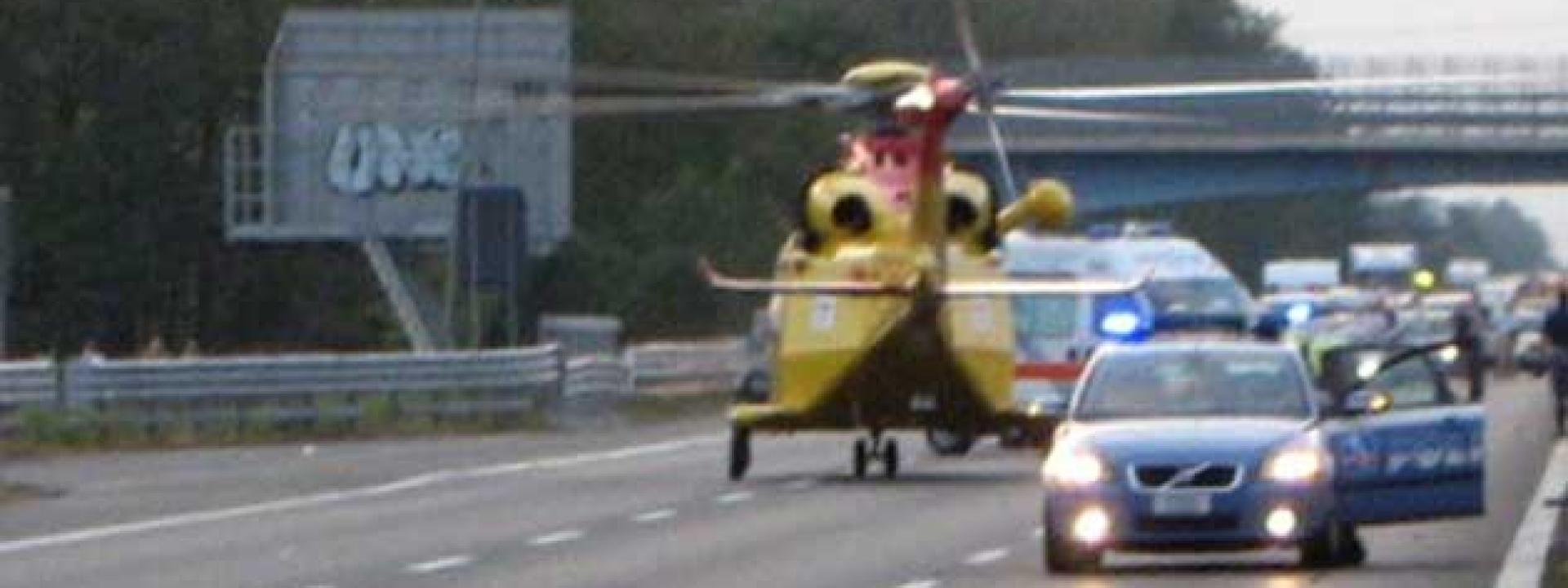 Marche - Choc in autostrada: lo sportello dell'auto si apre e una 26enne viene catapultata sull'asfalto