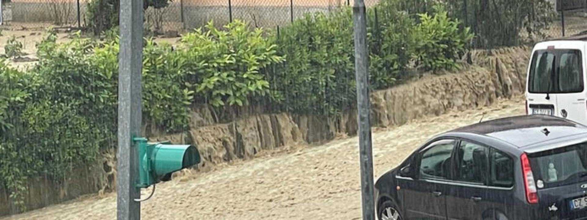 Marche - Tolentino, fossi straripati e allagamenti: evacuata una famiglia