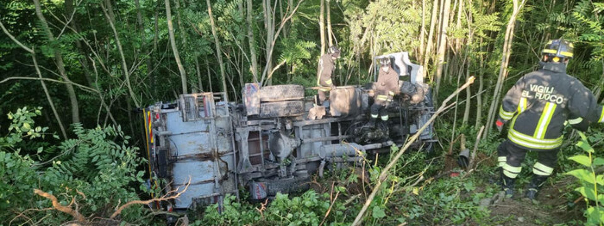 Marche - Camion del Cosmari finisce in una scarpata