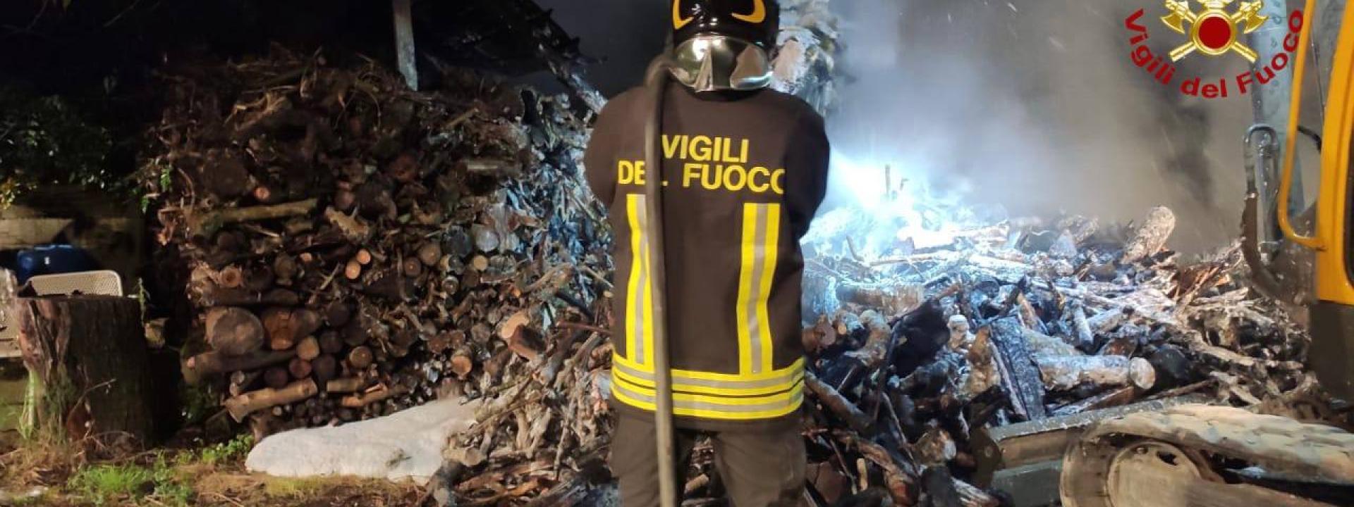 Marche - Legnaia a fuoco, i pompieri evitano il propagarsi delle fiamme