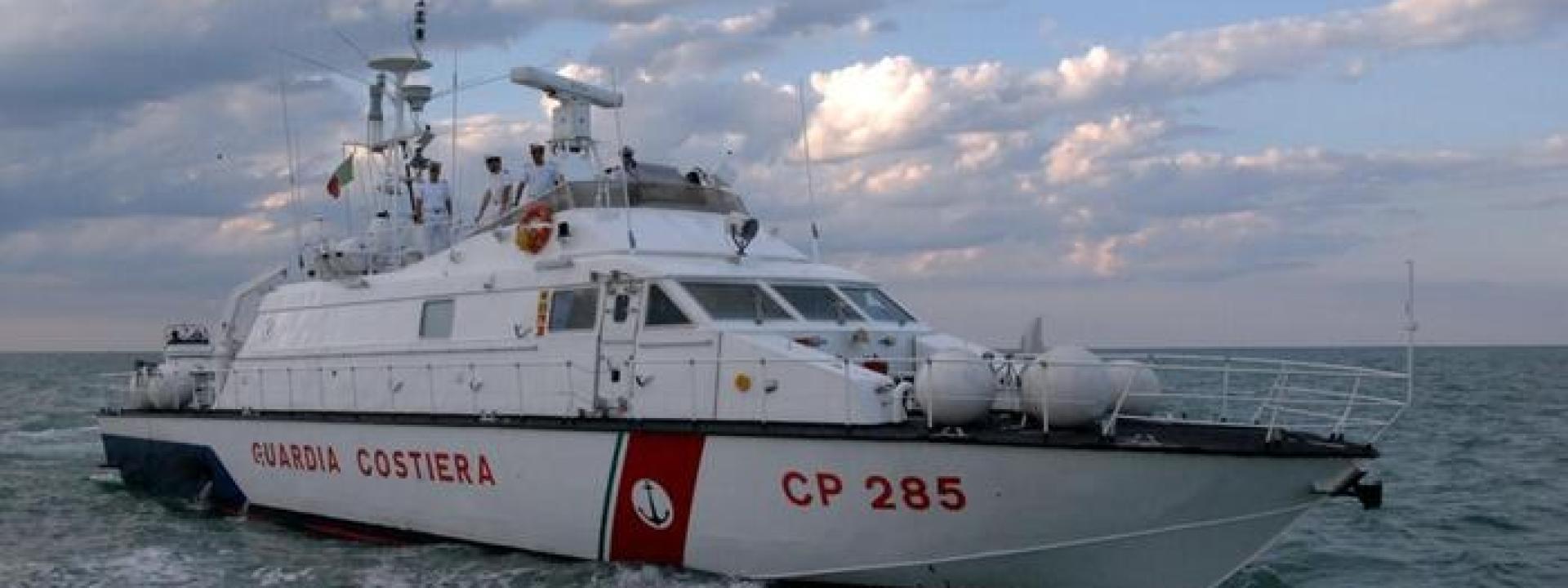 Marche - Marinaio cade in mare a 40 miglia dalla costa: salvato dopo 4 ore