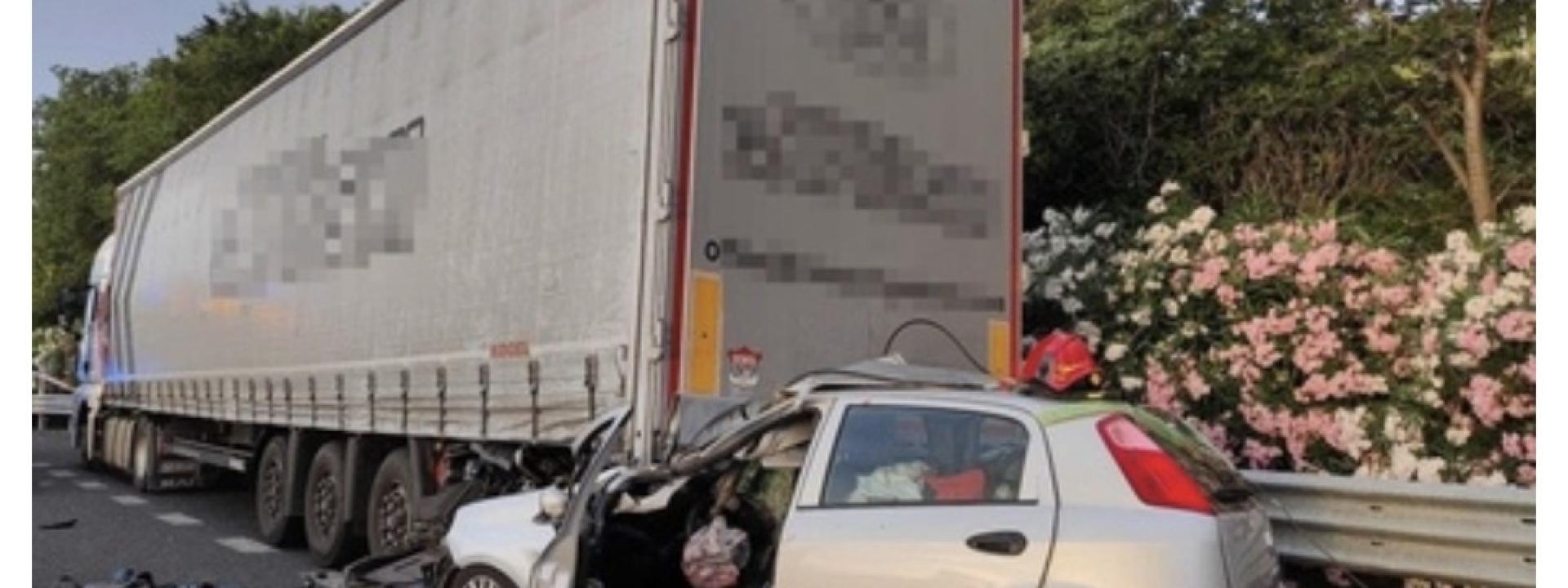 Marche - Auto contro tir in sosta in A14, morte due donne