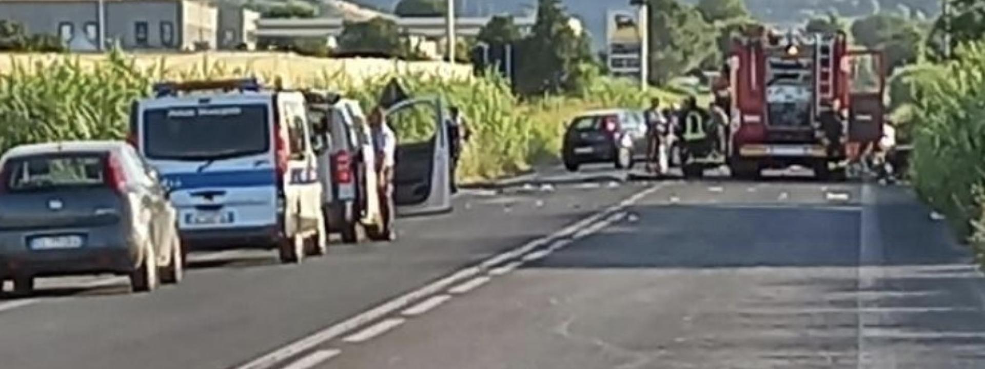 Marche - Dopo la fuga all'alt dei carabinieri, si schianta contro una 500 uccidendo una 32enne