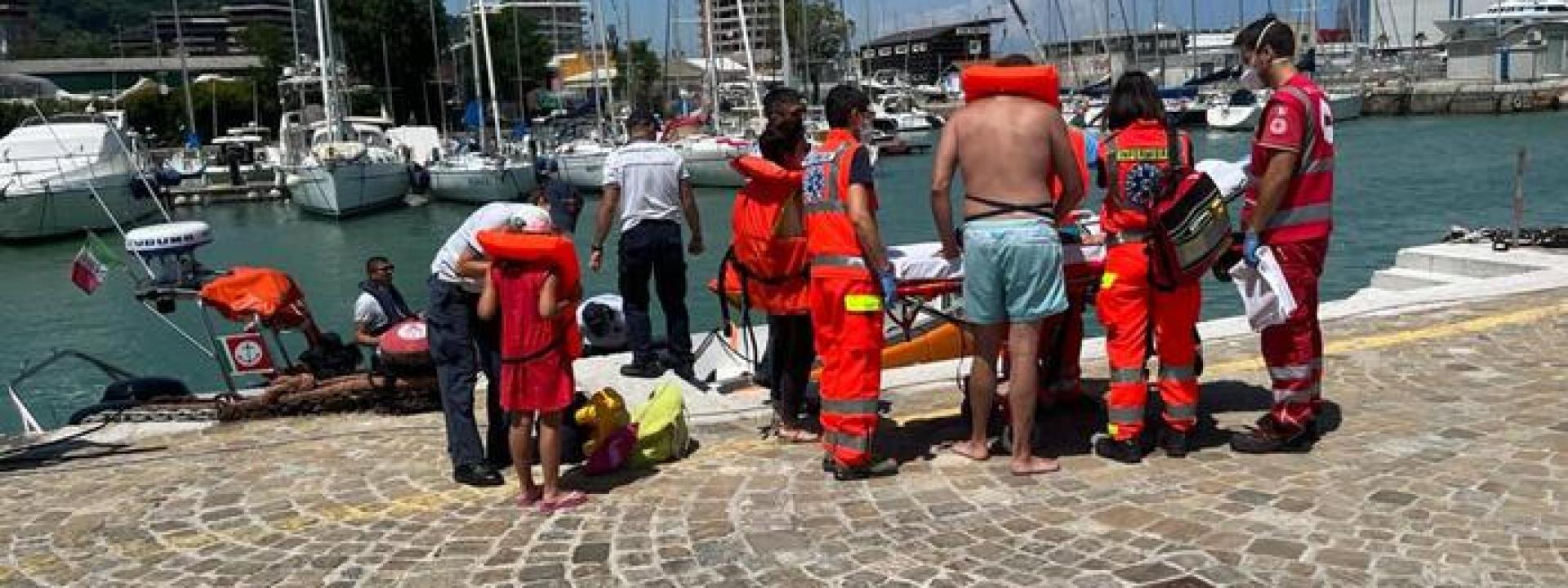 Marche - Barca con sei persone a bordo si incaglia, un bimbo accusa un malore