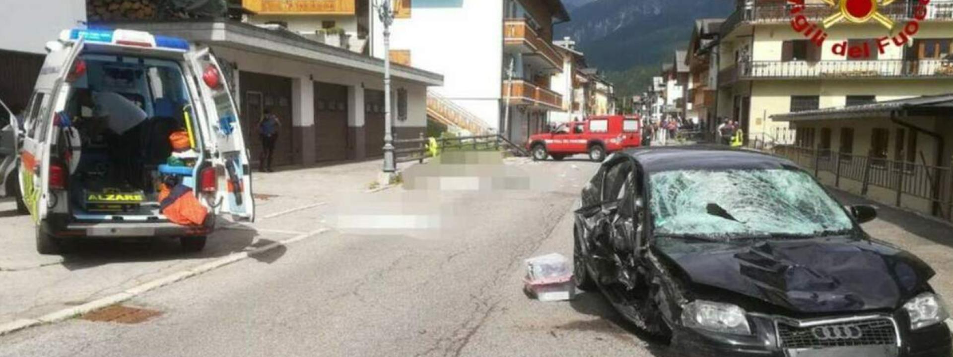 Auto travolge famiglia a passeggio: morti un bimbo di 2 anni, il papà e la nonna