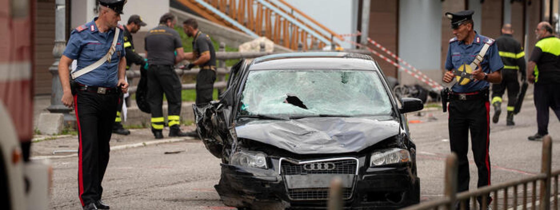 Famiglia falciata in strada, arrestata la conducente dell'Audi: forse era al telefono