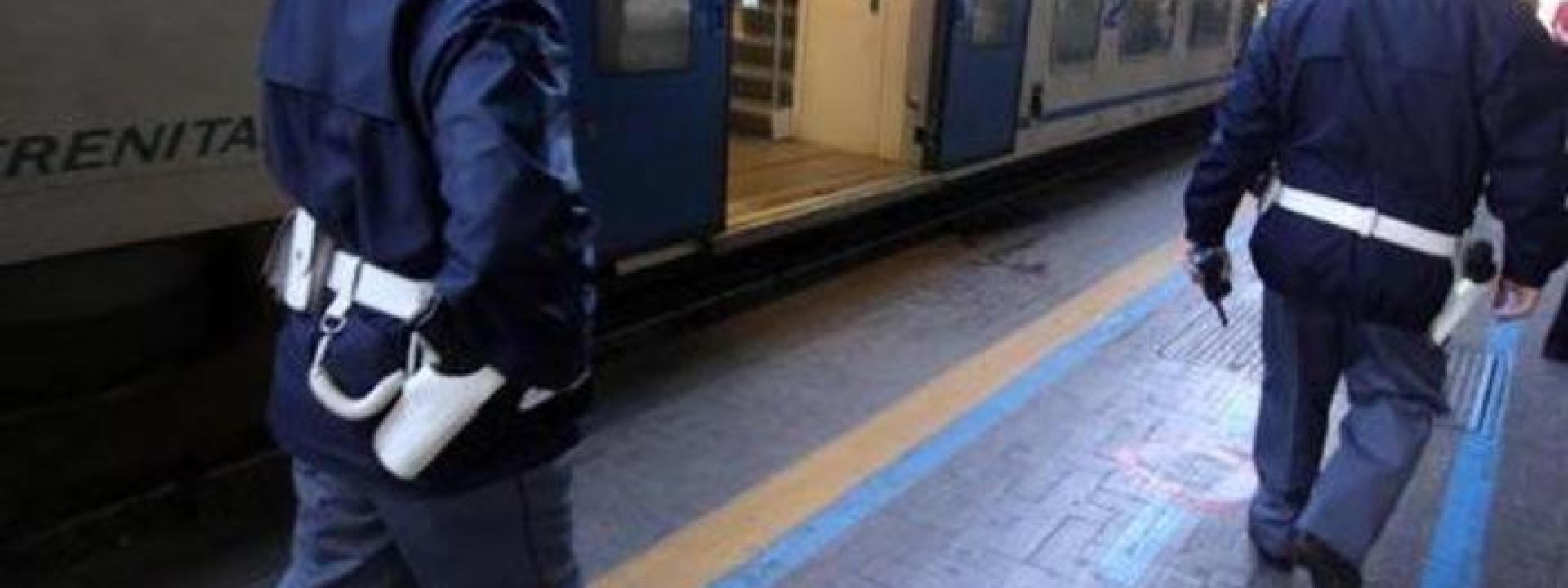 Marche - Vanno in bagno a fumare: treno fermo e passeggeri evacuati