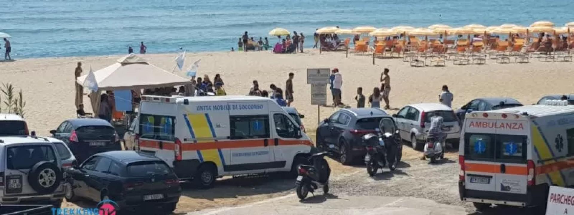 Marche - Bimbo di 8 anni e la sorella rischiano di annegare in mare: salvati da due militari fuori servizio