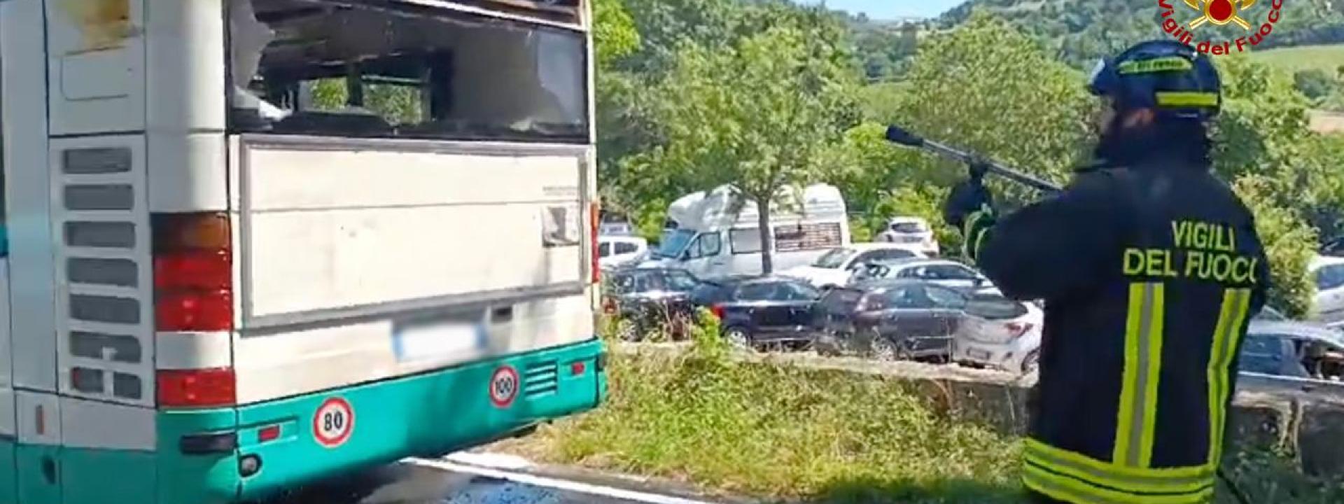 Marche - A fuoco il bus navetta per il mare: nessun ferito