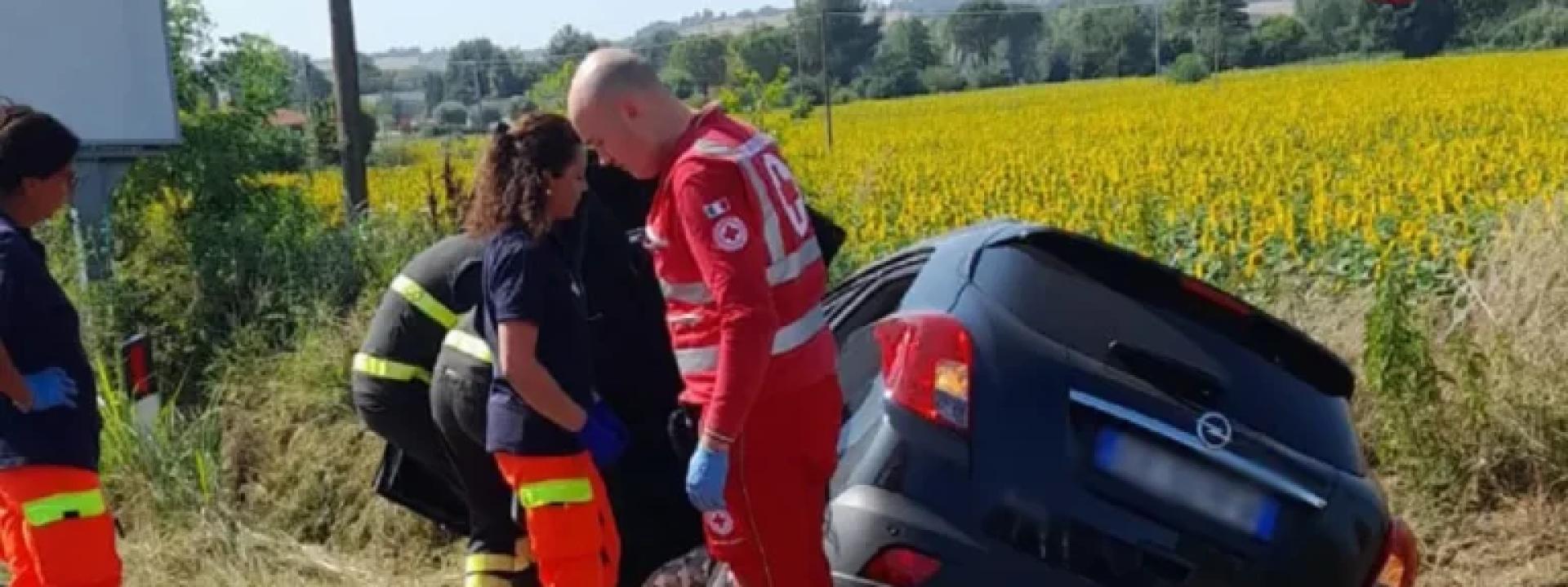 Marche - Sbanda con l'auto e finisce fuori strada