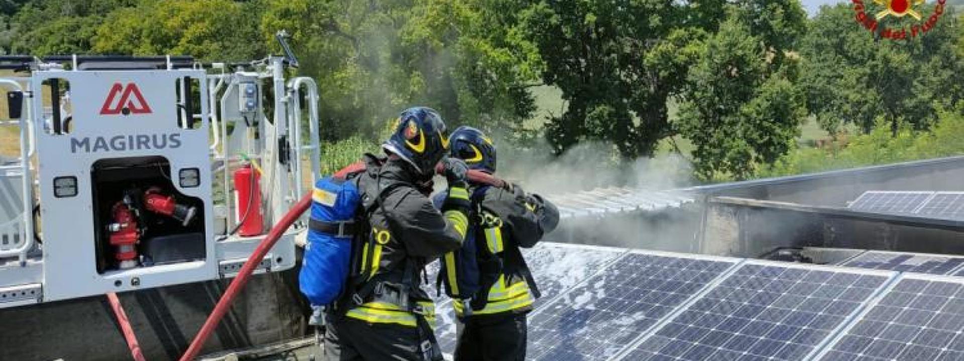 Marche - San Severino, in fiamme i pannelli fotovoltaici di una pellicceria