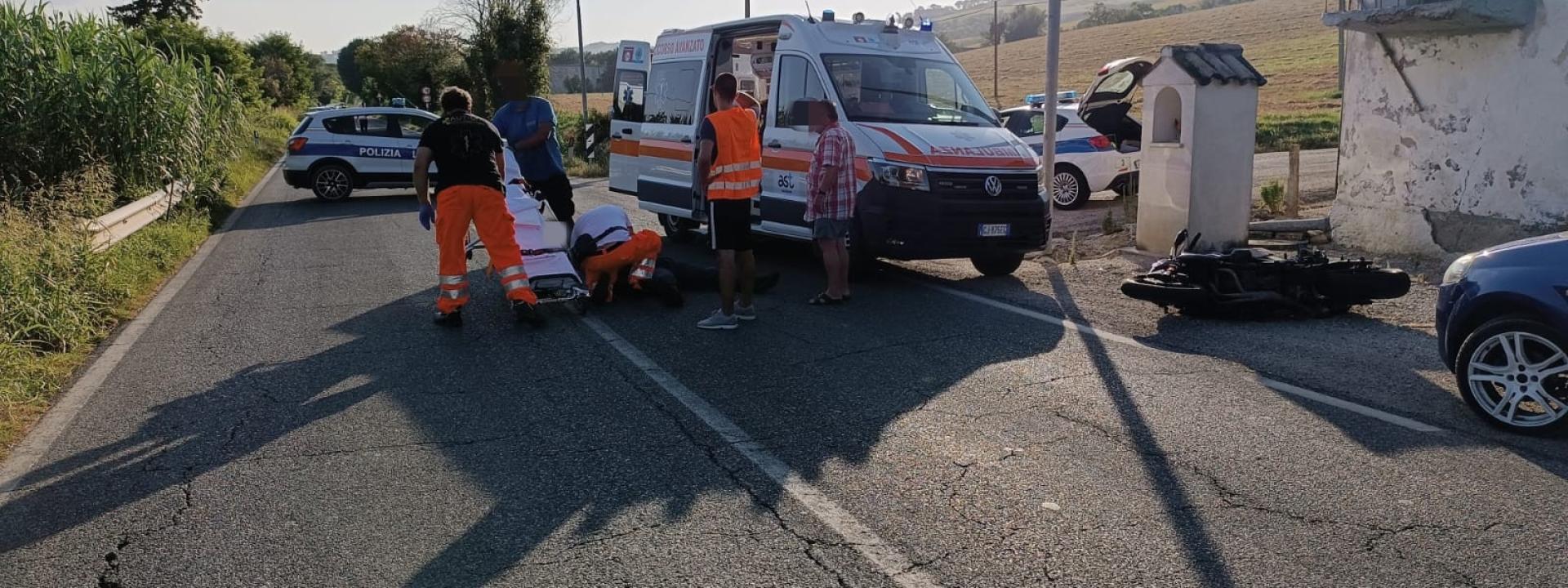 Marche - San Severino, perde il controllo della moto e cade sull'asfalto