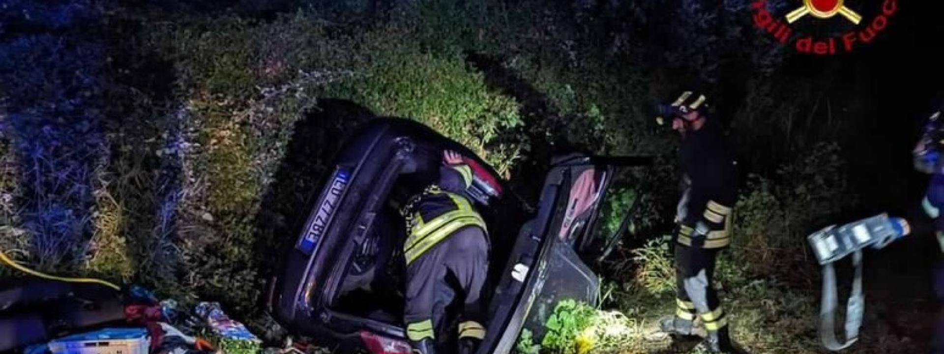 Marche - Finisce fuori strada durante il temporale, soccorsa dai pompieri