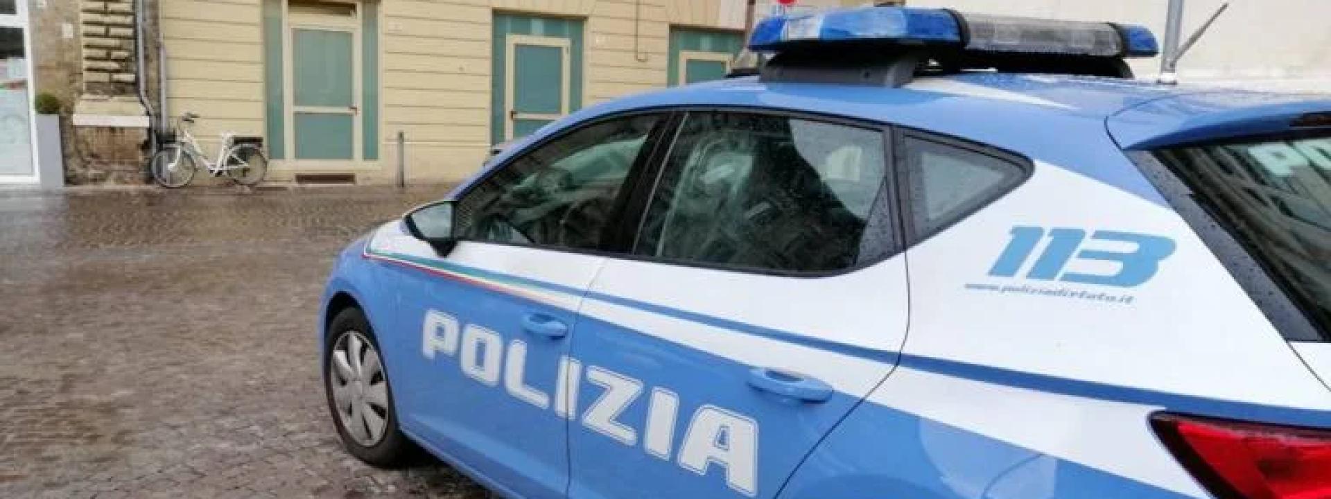 Marche - Gambiano senza biglietto scende dal treno, poi picchia e morde i poliziotti