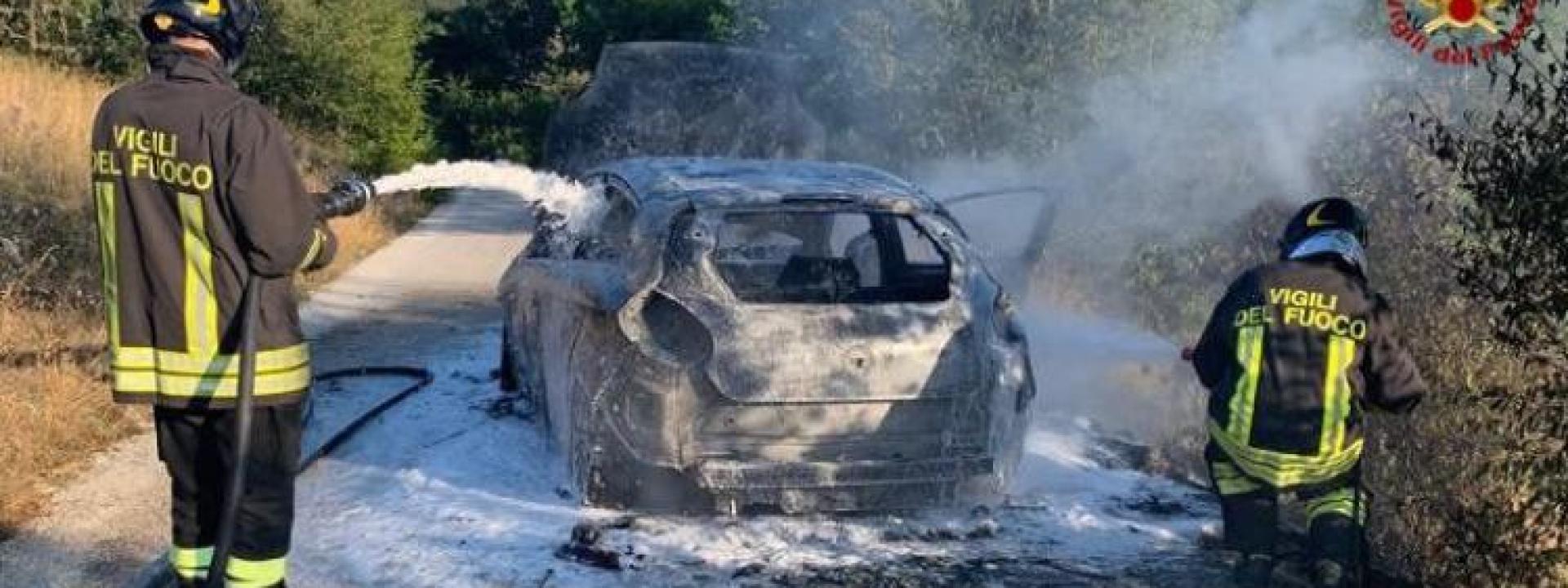 Marche - San Severino, auto si incendia durante la marcia