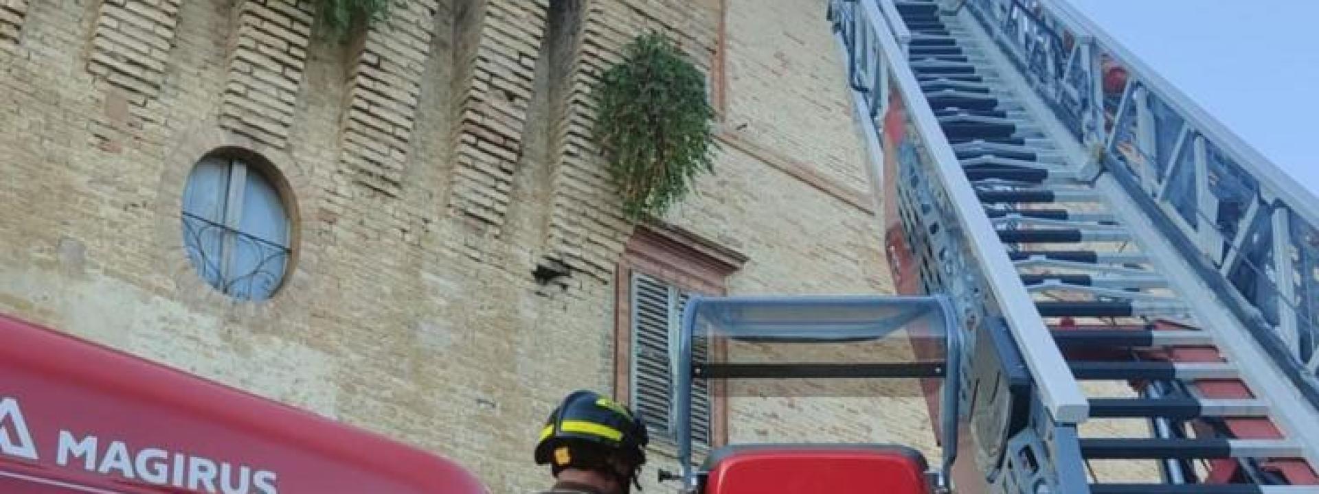 Marche - Montecassiano, crolla parte del tetto di un edificio storico