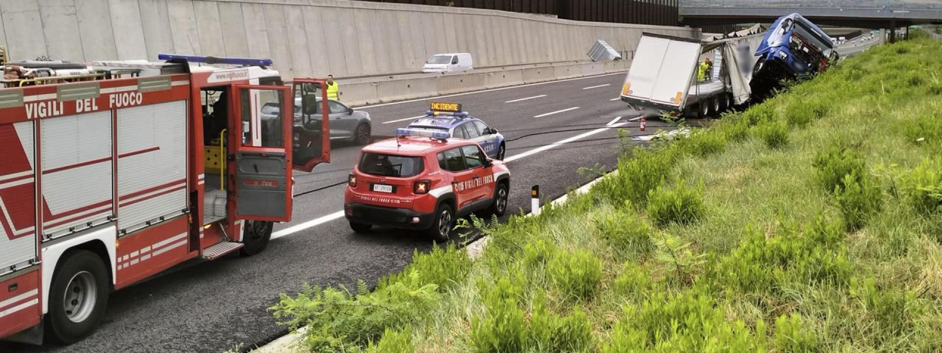 Marche - Tremendo incidente in A14: tir esce di strada e si spezza in due