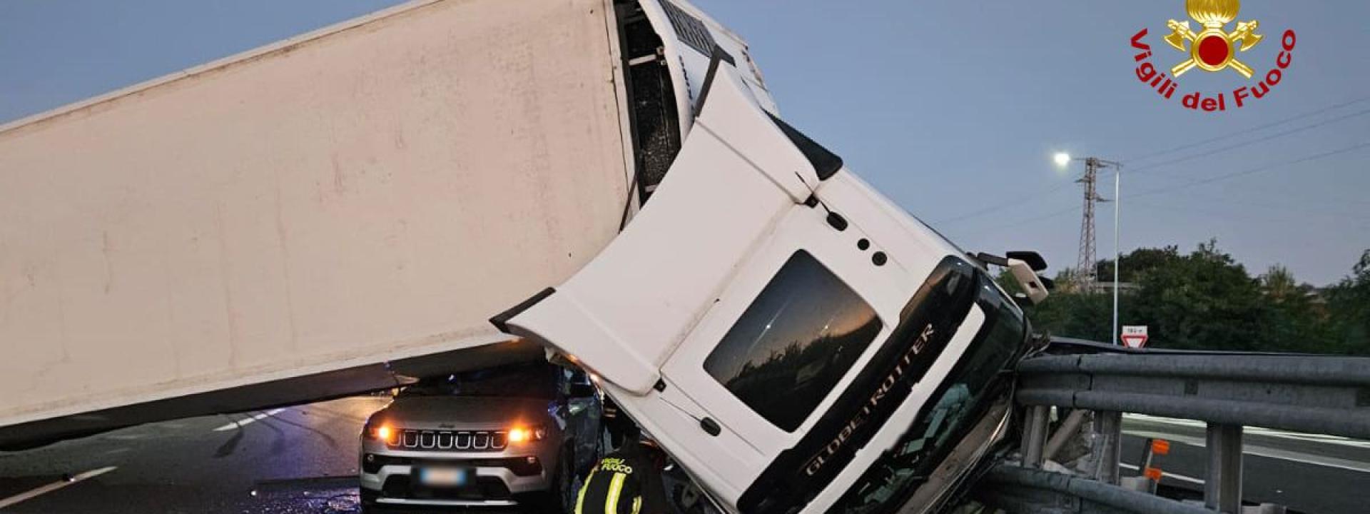 Marche - Tir si ribalta in autostrada, quattro persone ferite