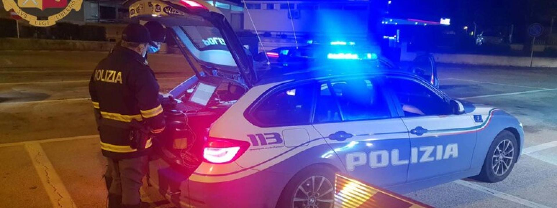 Marche - Cerca di sfondare a calci la porta dell'ex, poi oltraggia i poliziotti: denunciata