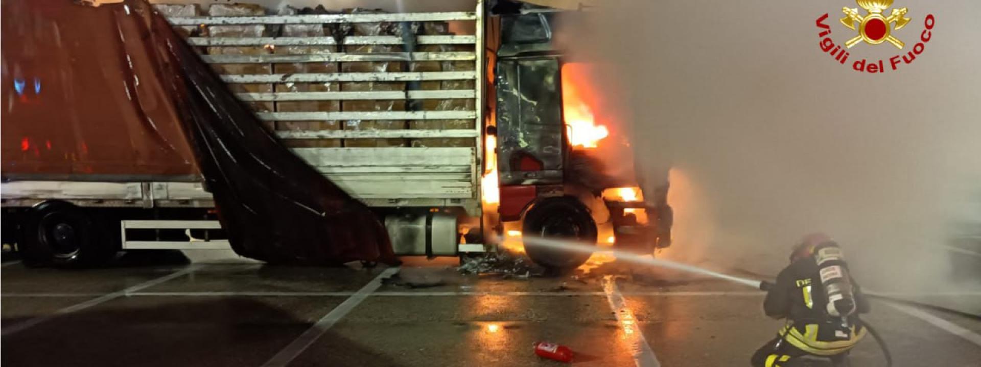 Marche - Camion a fuoco nell'area di servizio, determinante intervento dei pompieri