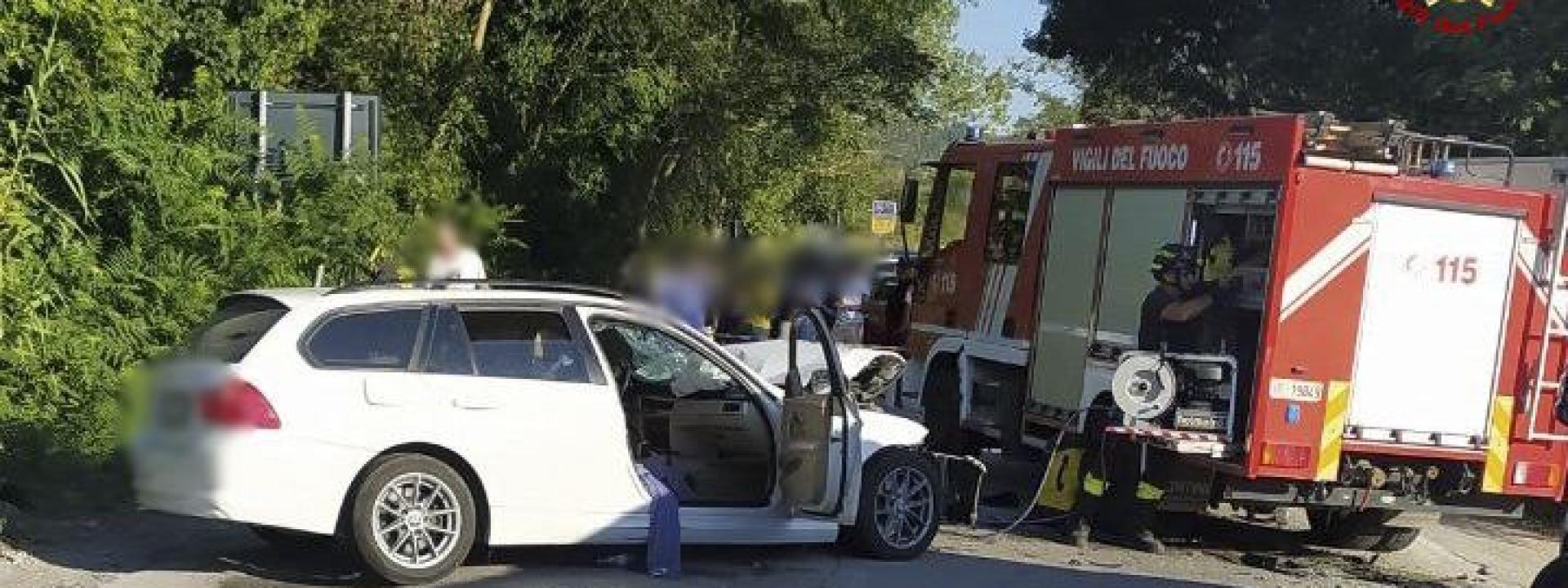 Marche - Tragico frontale, muore una donna