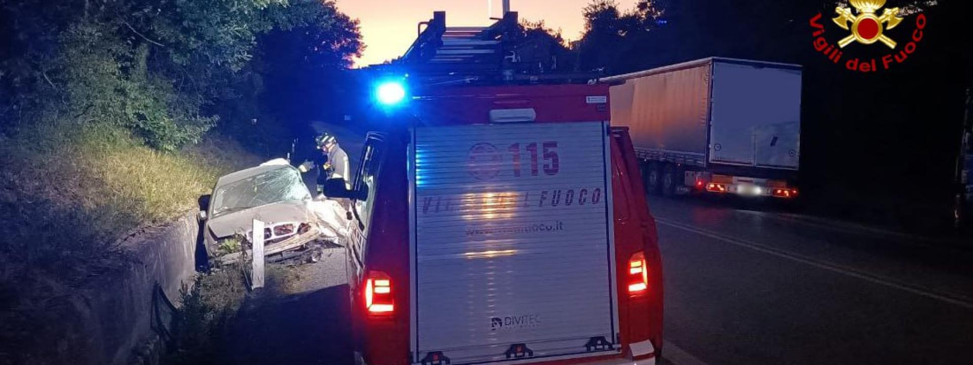 Marche - Incidente coinvolge due auto e un tir: un ferito estratto dai pompieri