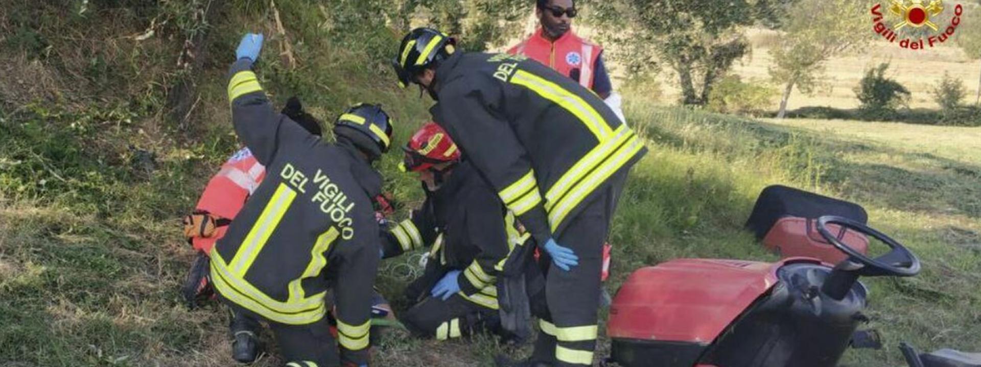 Marche - Il tagliaerba si ribalta, uomo soccorso in eliambulanza