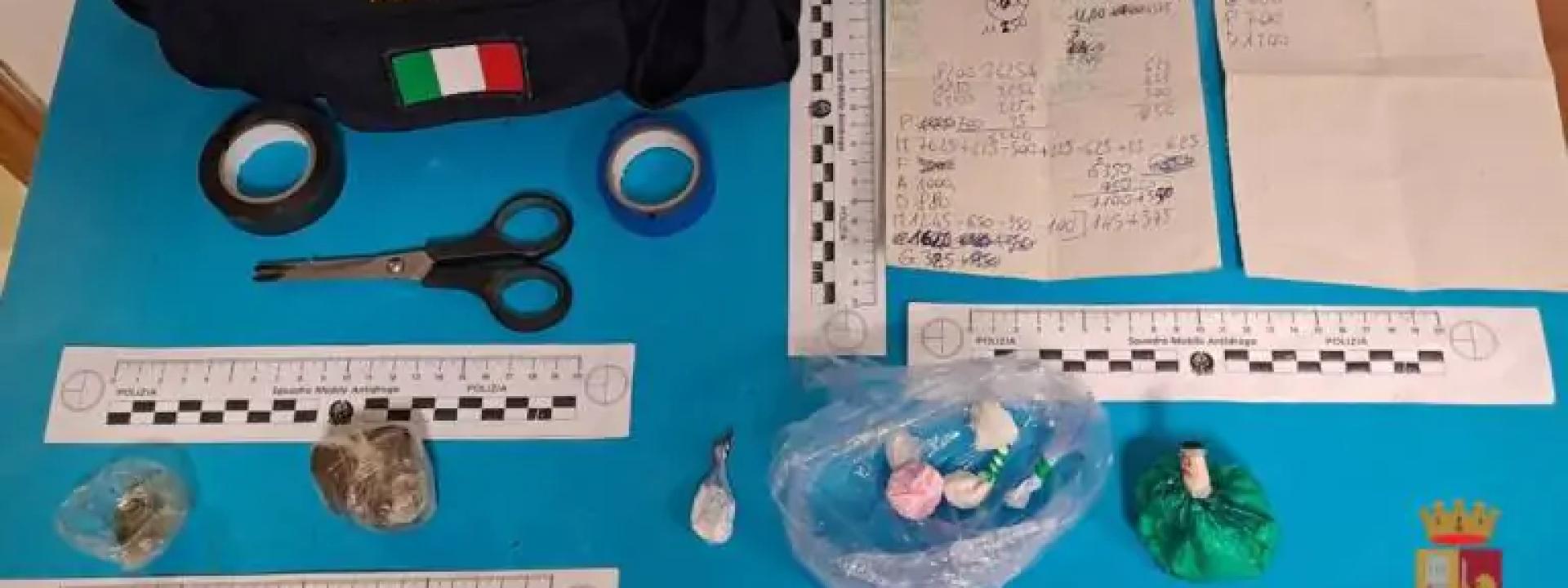 Marche - Coca, hashish, metanfetamine e i fogli con i conti dei clienti: 49enne in manette