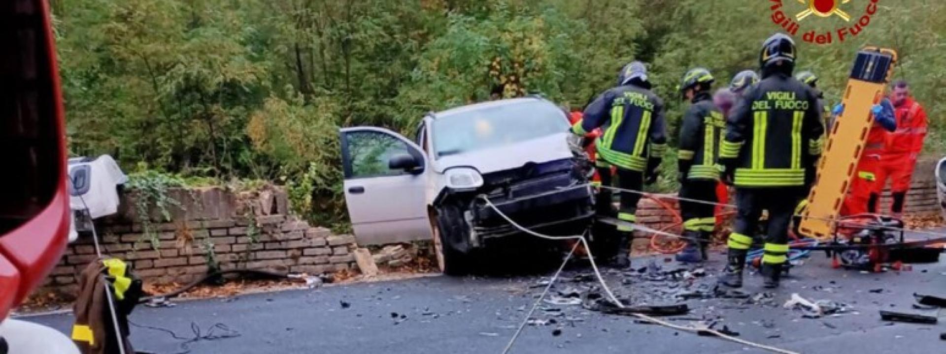 Marche - Carambola fra due auto e un furgone: grave una donna