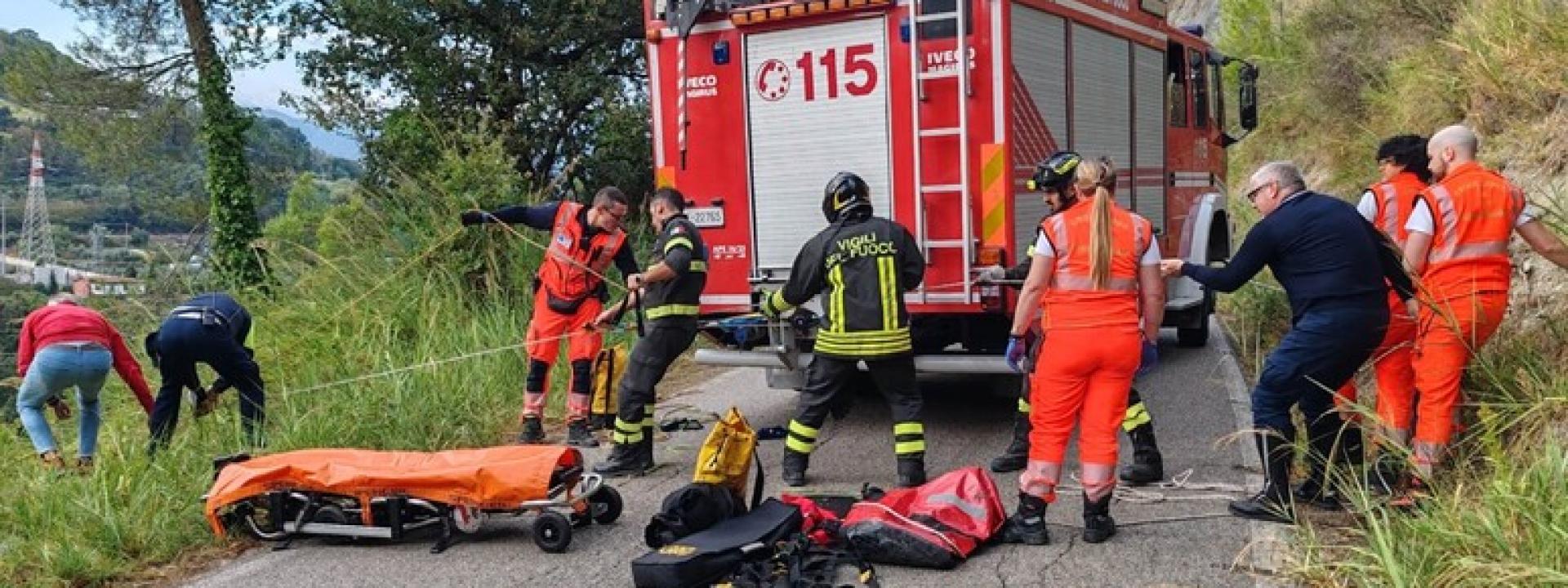 Marche - Auto finisce fuori strada e precipita in una scarpata per 25 metri