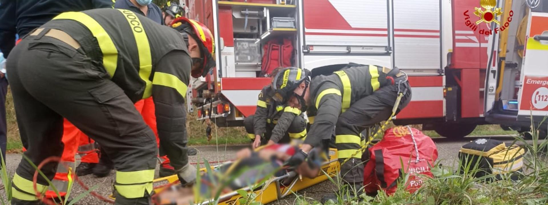 Marche - Precipita con la bici in una scarpata di rovi: soccorso con tecniche Saf dai pompieri