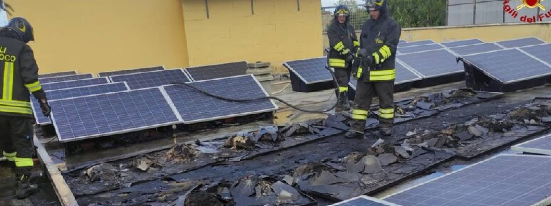 Marche - A fuoco i pannelli fotovoltaici sul tetto di una scuola