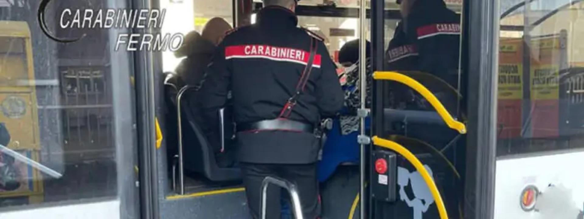 Marche - Trovato senza biglietto, viene fatto scendere e prende a sassate il bus: tunisino denunciato