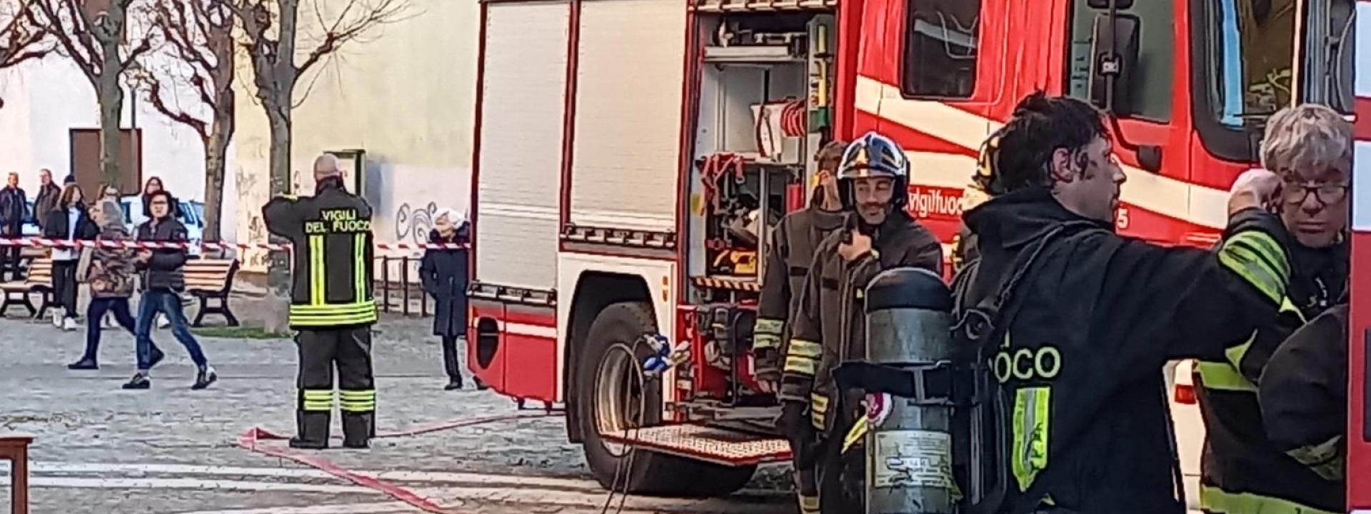 Dà fuoco al presepio in chiesa e urla frasi contro l'Italia e l'occidente: edificio inagibile