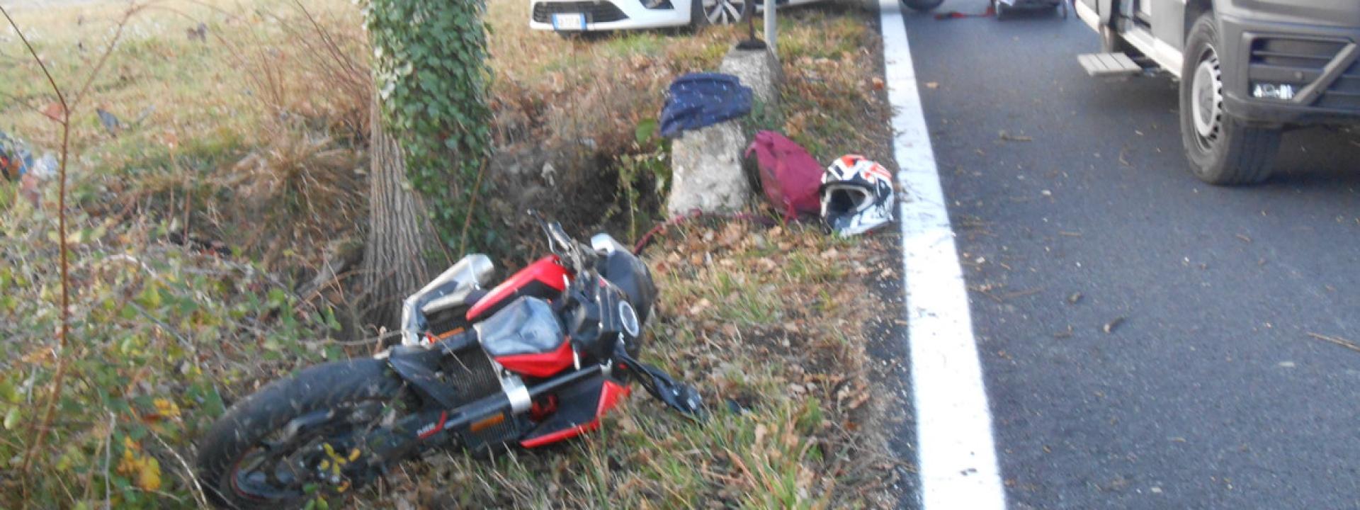 Marche - San Severino, la moto sbanda e finisce fuori strada: gravi due minorenni