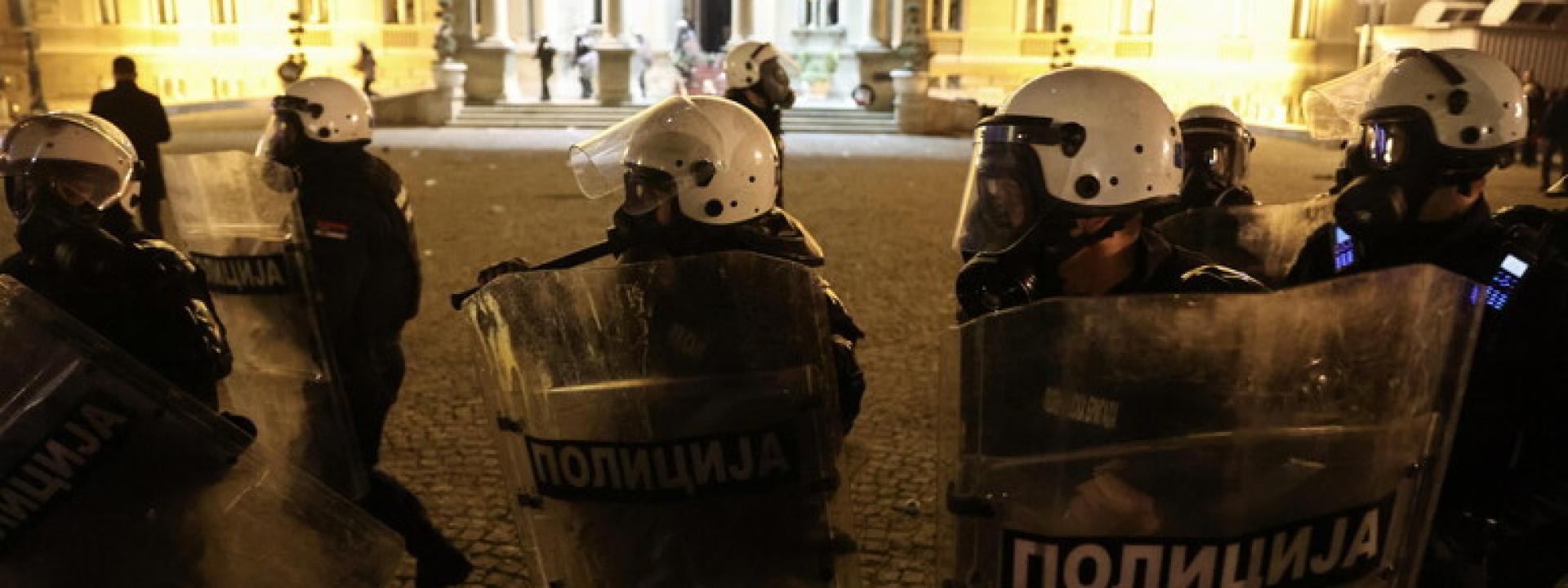 Natale di guerriglia a Belgrado: manifestanti assaltano la sede del Municipio