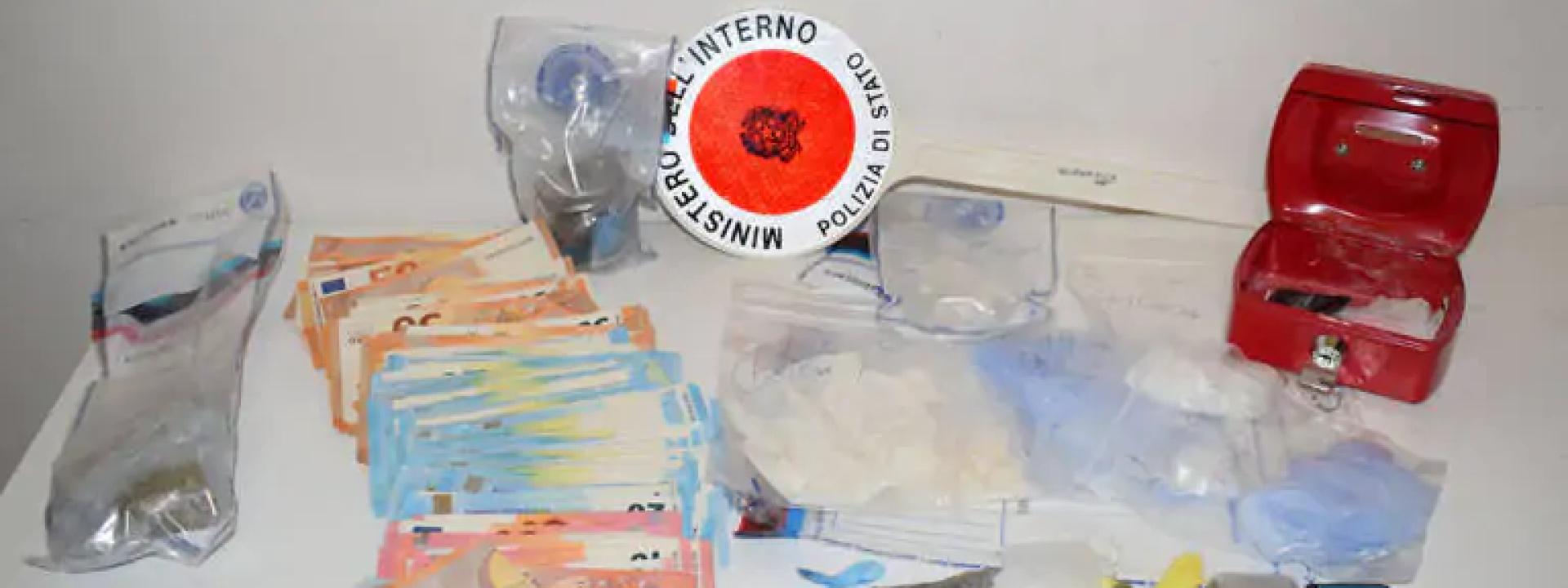 Marche - In soggiorno c'era un mercatino delle droghe: in manette pluripregiudicato di 34 anni