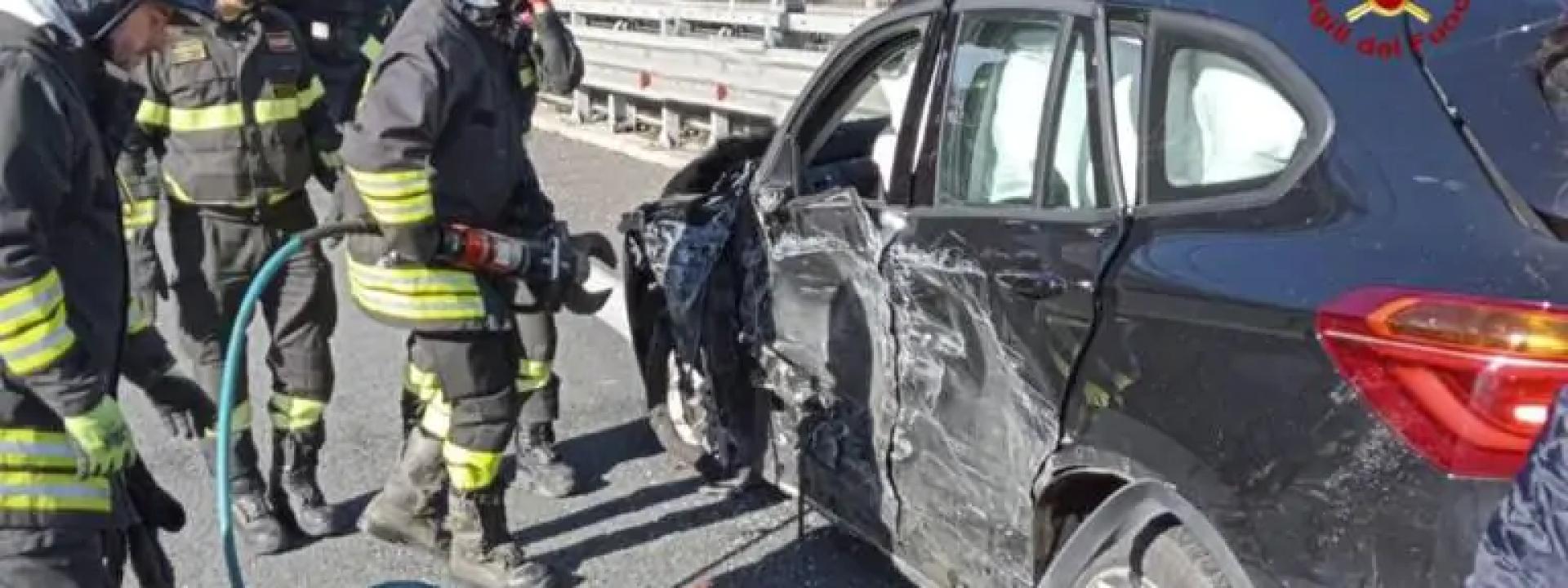 Marche - Scontro in superstrada, due persone estratte dalle lamiere dai pompieri