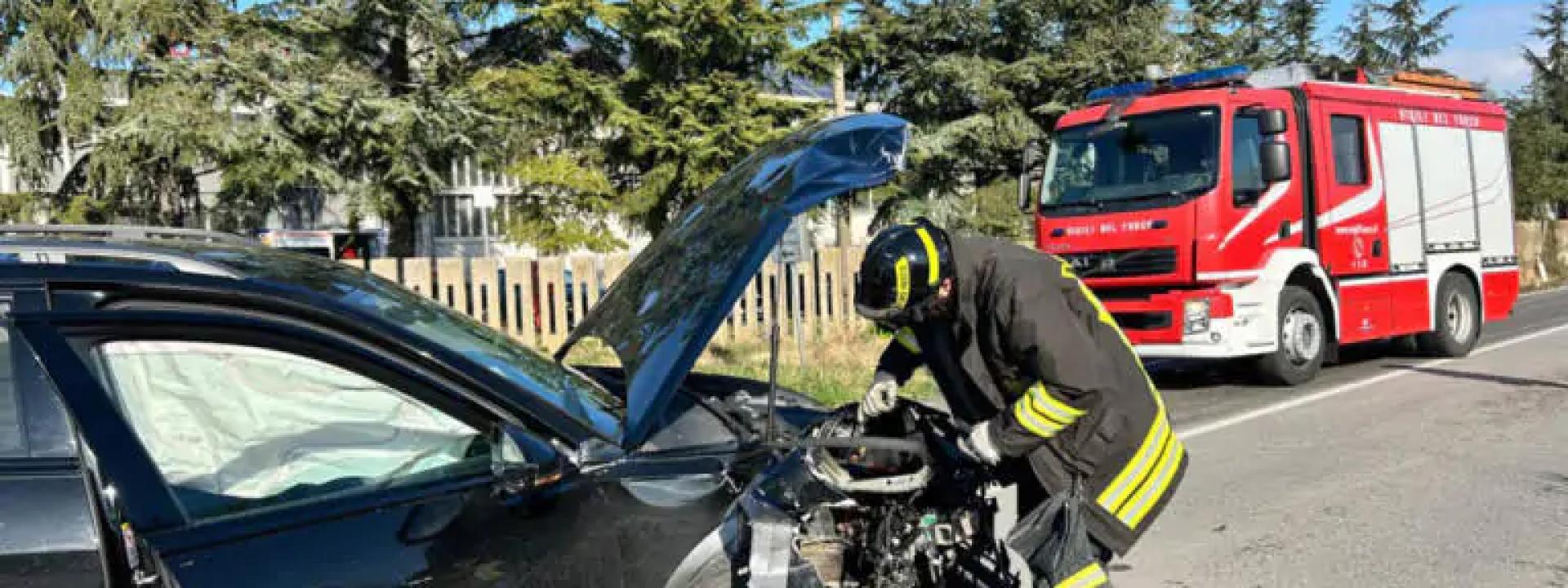 Marche - Violento scontro fra due auto, feriti entrambi i conducenti