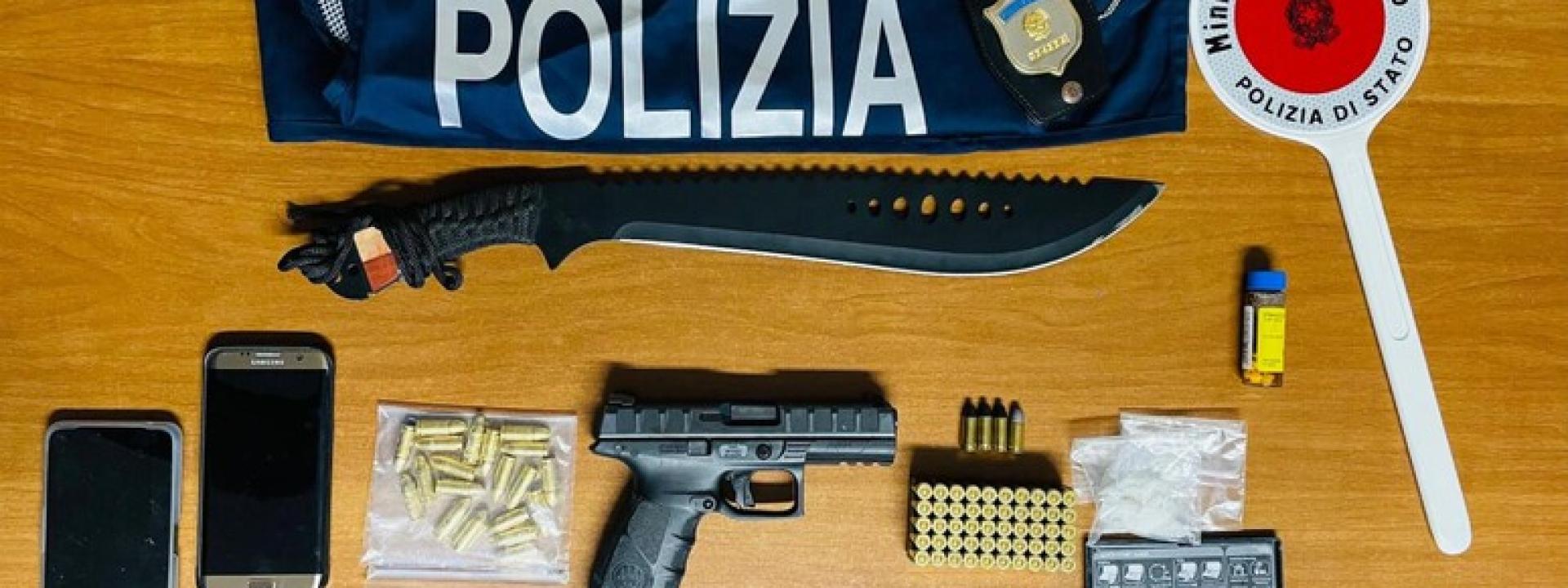 Marche - Perquisizione in un'agenzia di vigilanza: trovata un'arma illegale e cocaina