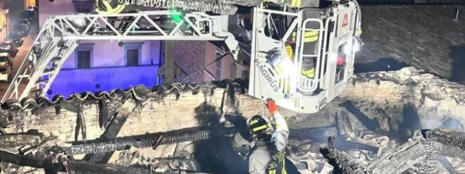 Marche - San Severino, in fiamme nella notte il tetto di un palazzo nel centro storico