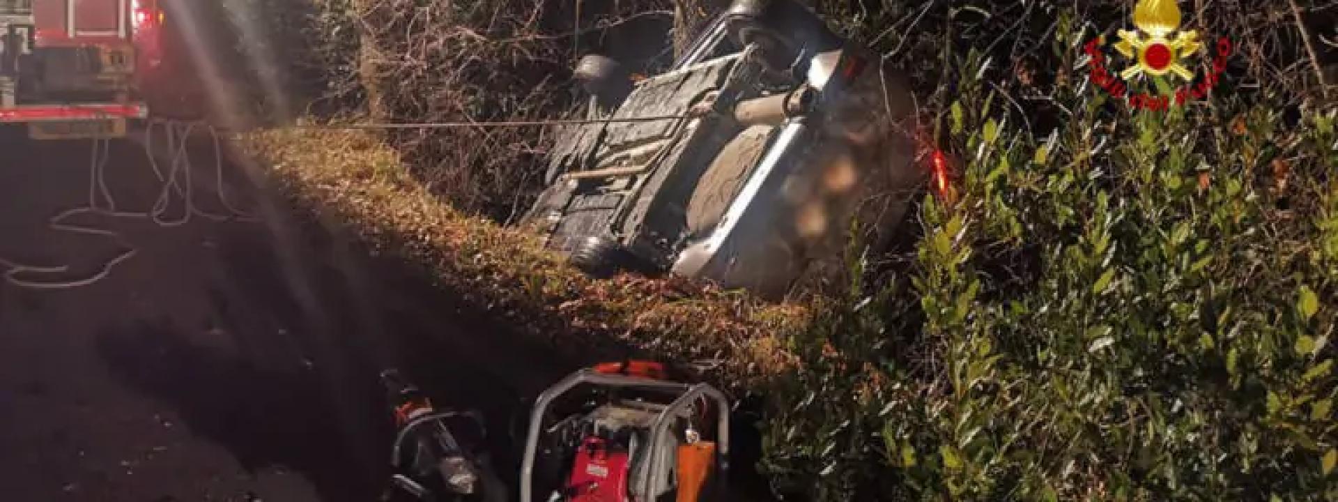 Marche - Auto esce di strada e resta in bilico su un albero