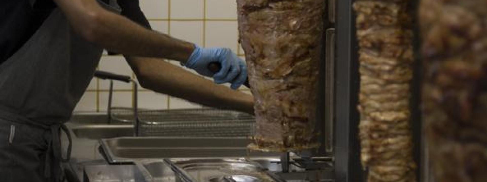 Marche - Sporcizia, mancanza di autorizzazioni e insegne irregolari: multe in tre kebab