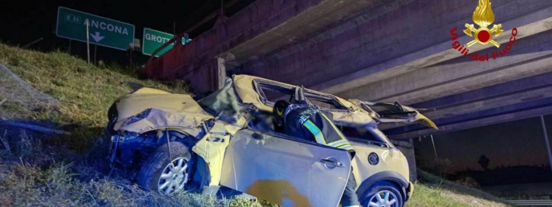 Marche - L'auto vola sullo spartitraffico e finisce fuori strada: un ferito grave