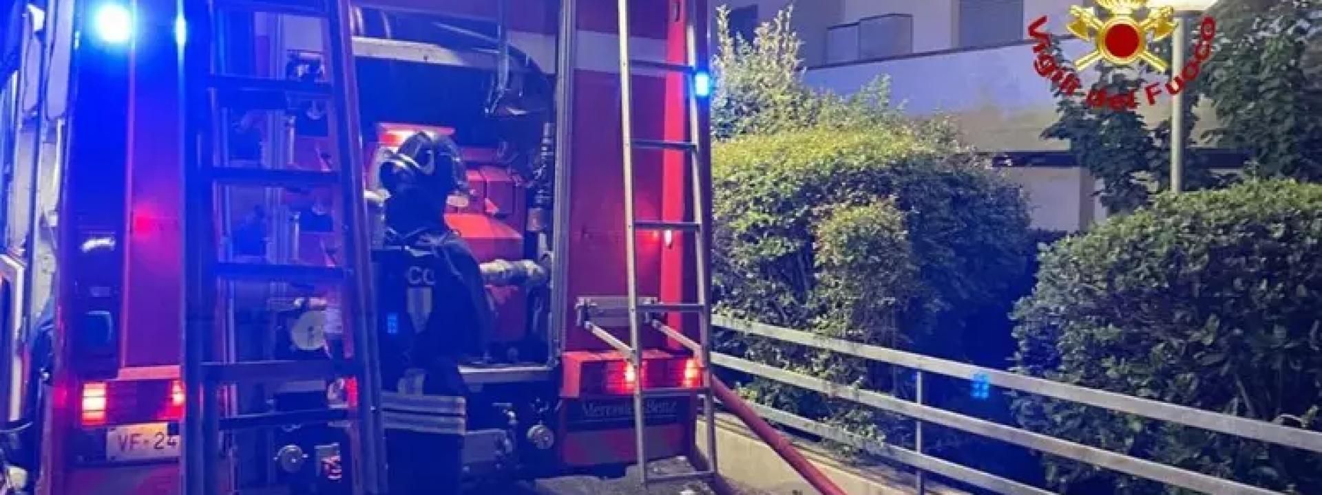 Marche - Fiamme dal garage, palazzo evacuato per ore